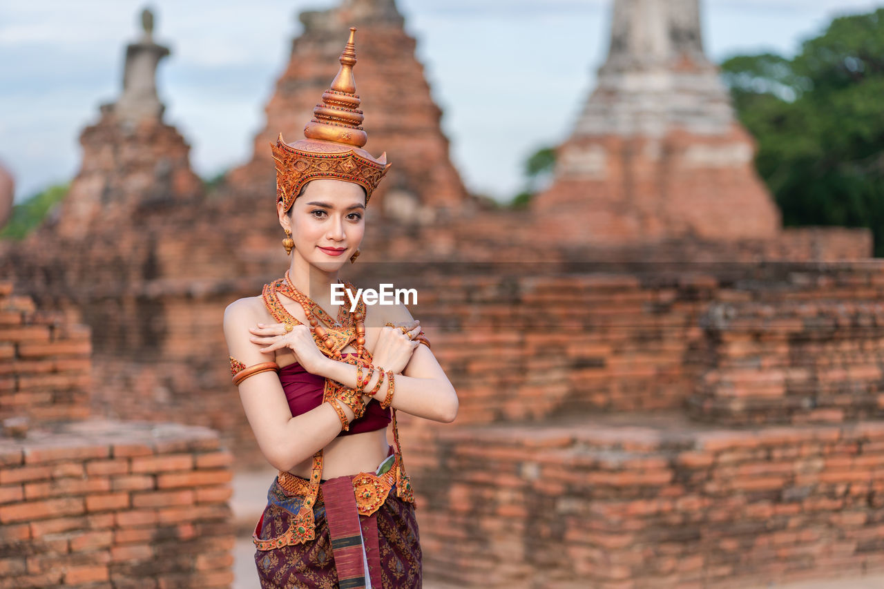 LOW ANGLE VIEW OF STATUE OF A TEMPLE