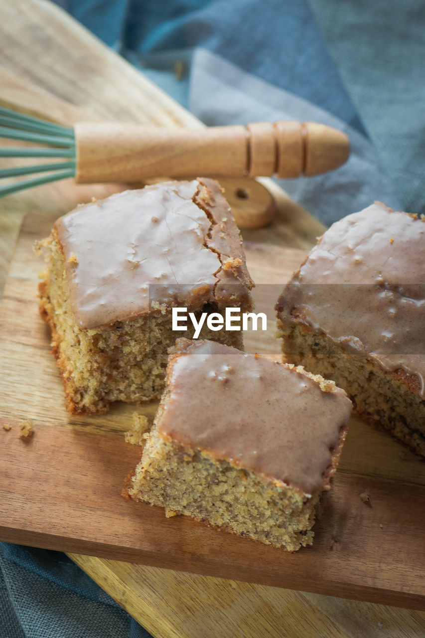 CLOSE-UP OF DESSERT ON CUTTING BOARD