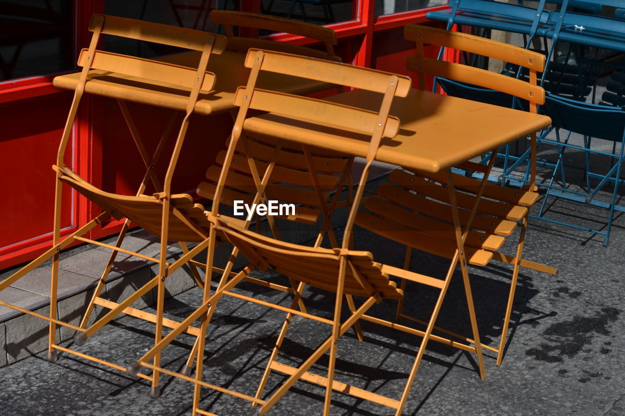 EMPTY CHAIRS AND TABLES AT SIDEWALK CAFE