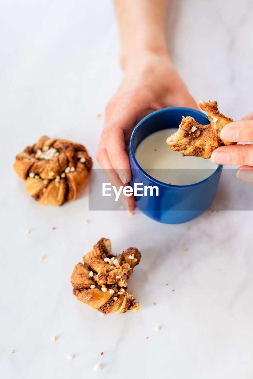 CLOSE-UP OF PERSON HOLDING COOKIES