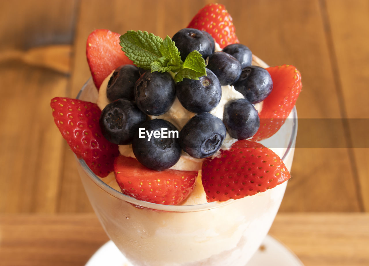 CLOSE-UP OF STRAWBERRIES IN PLATE