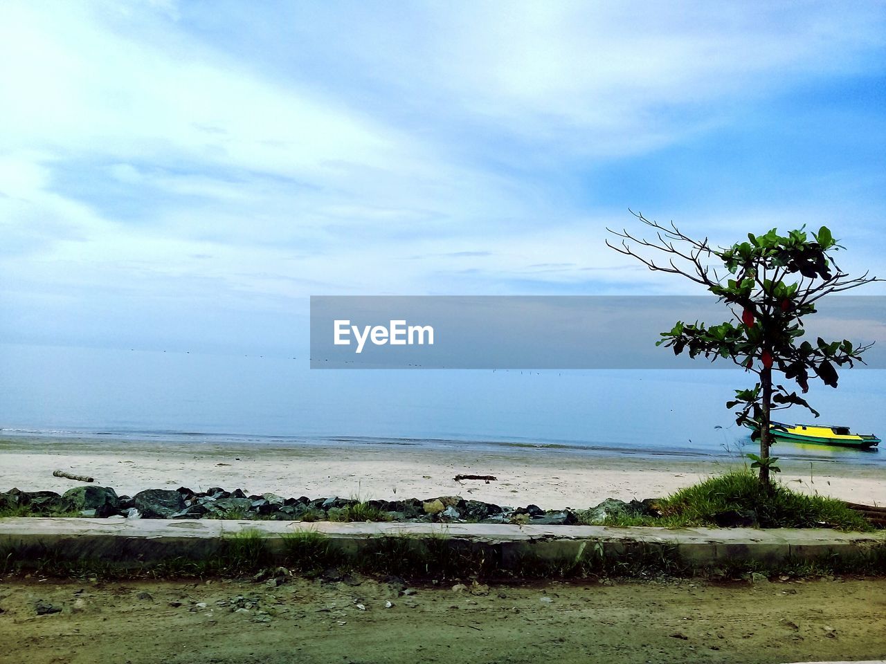 SCENIC VIEW OF SEA SHORE AGAINST SKY