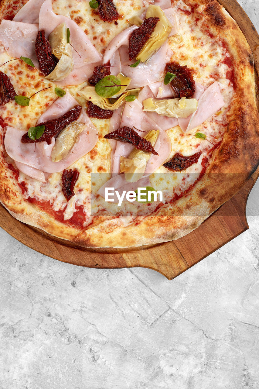 HIGH ANGLE VIEW OF PIZZA IN GLASS ON TABLE