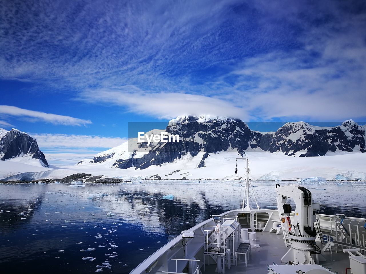 SCENIC VIEW OF SEA AGAINST SKY DURING WINTER