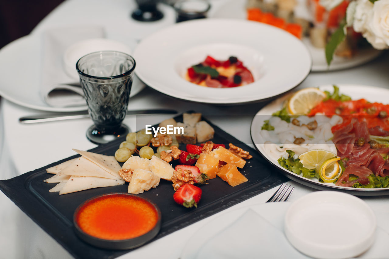 HIGH ANGLE VIEW OF FOOD SERVED IN PLATE