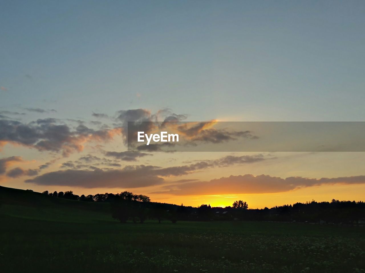 SCENIC VIEW OF LANDSCAPE AT SUNSET