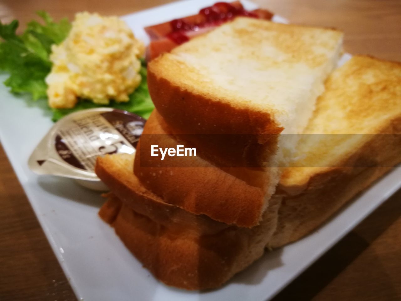 CLOSE-UP OF BREAD IN PLATE