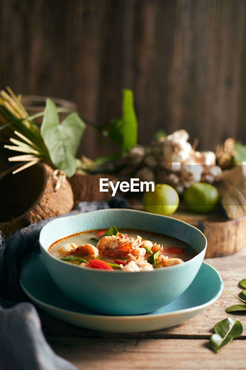 CLOSE-UP OF SALAD IN BOWL