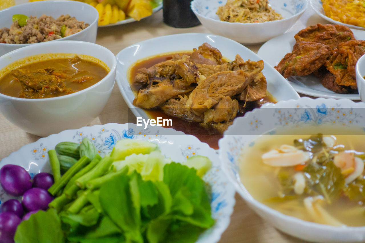 CLOSE-UP OF MEAL SERVED IN BOWL