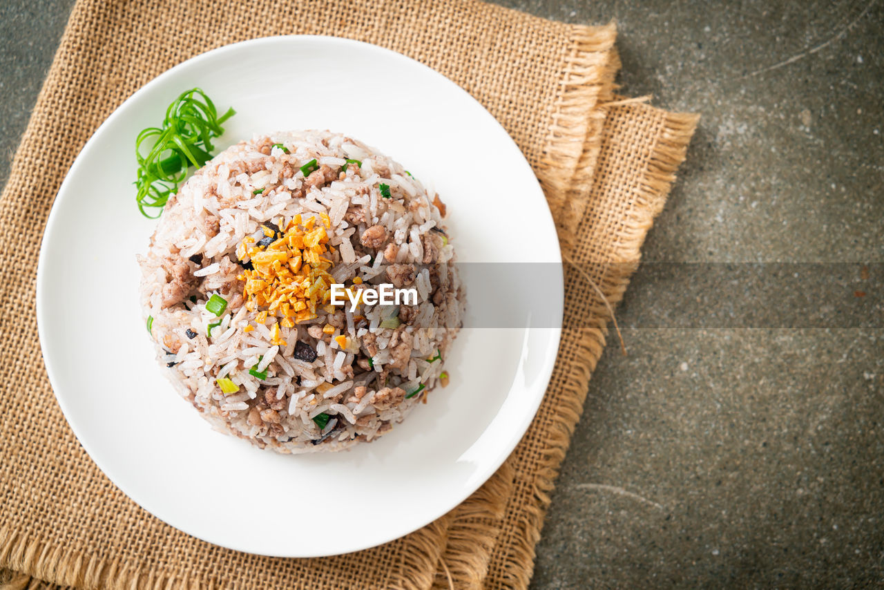 HIGH ANGLE VIEW OF FOOD IN PLATE