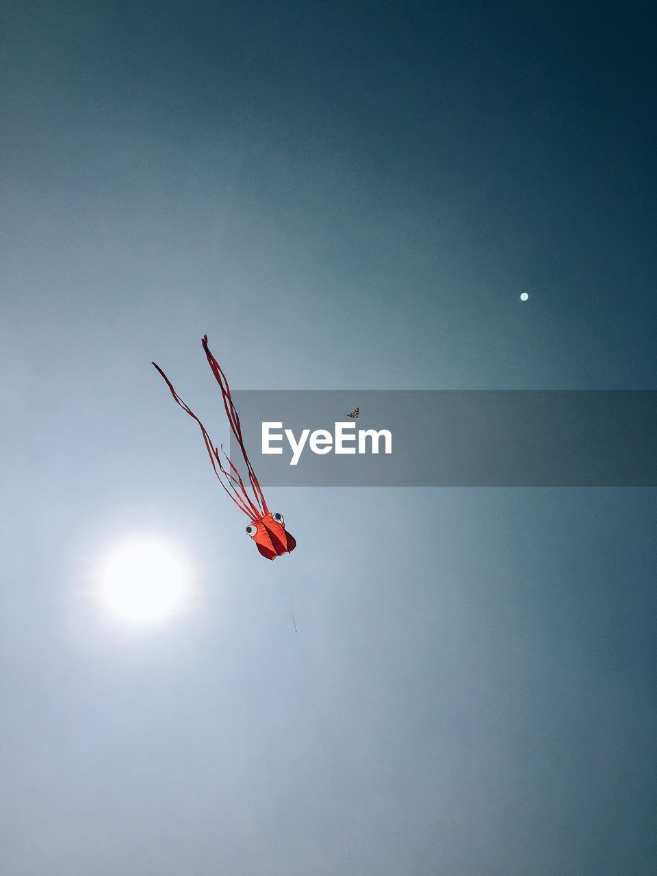LOW ANGLE VIEW OF HELICOPTER FLYING AGAINST SKY