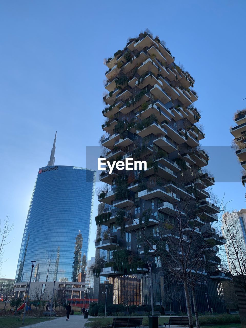 LOW ANGLE VIEW OF MODERN BUILDING AGAINST SKY