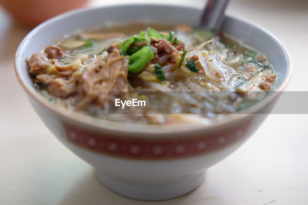 CLOSE-UP OF NOODLES SOUP IN BOWL