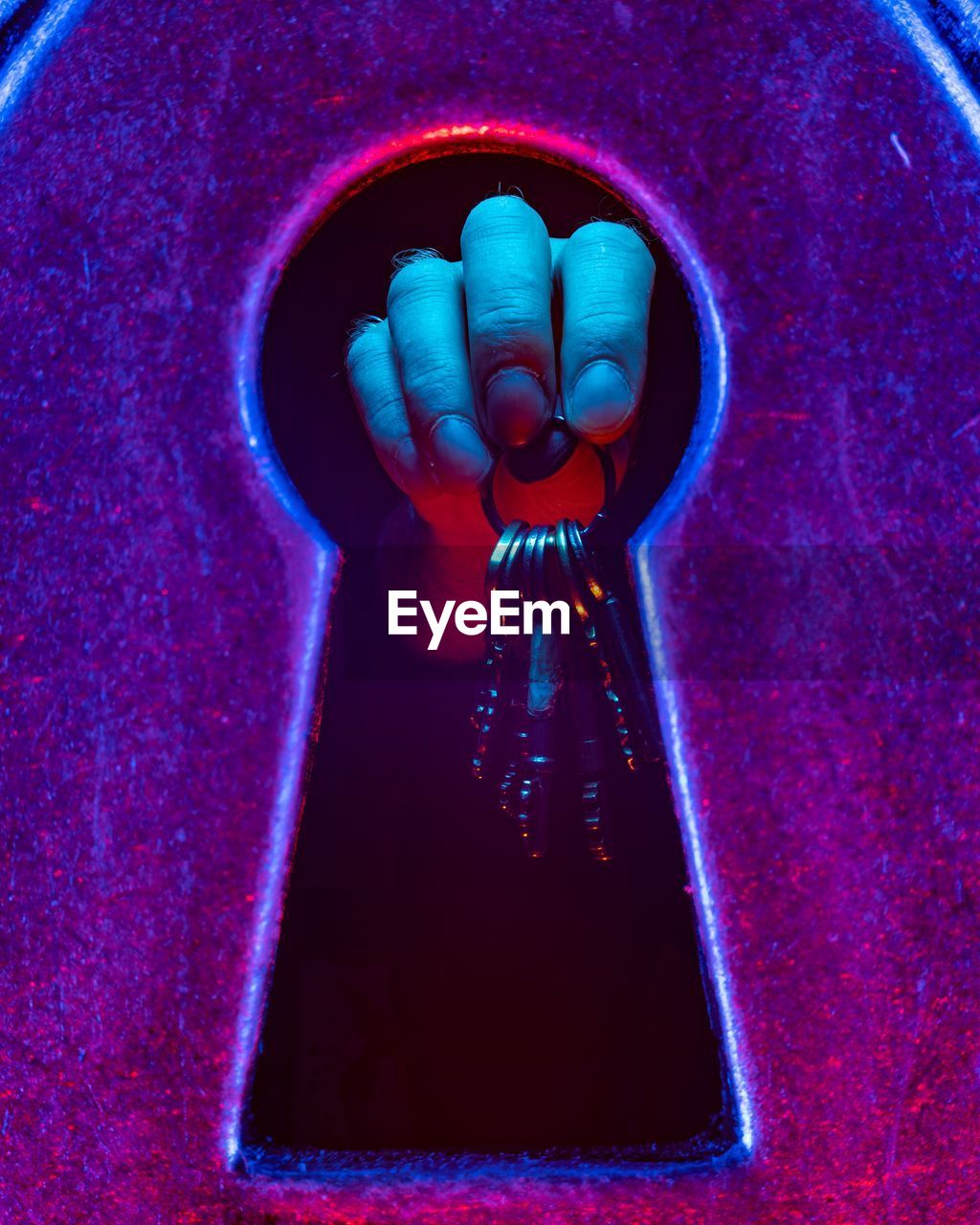 CLOSE-UP OF HUMAN HAND HOLDING LIGHT