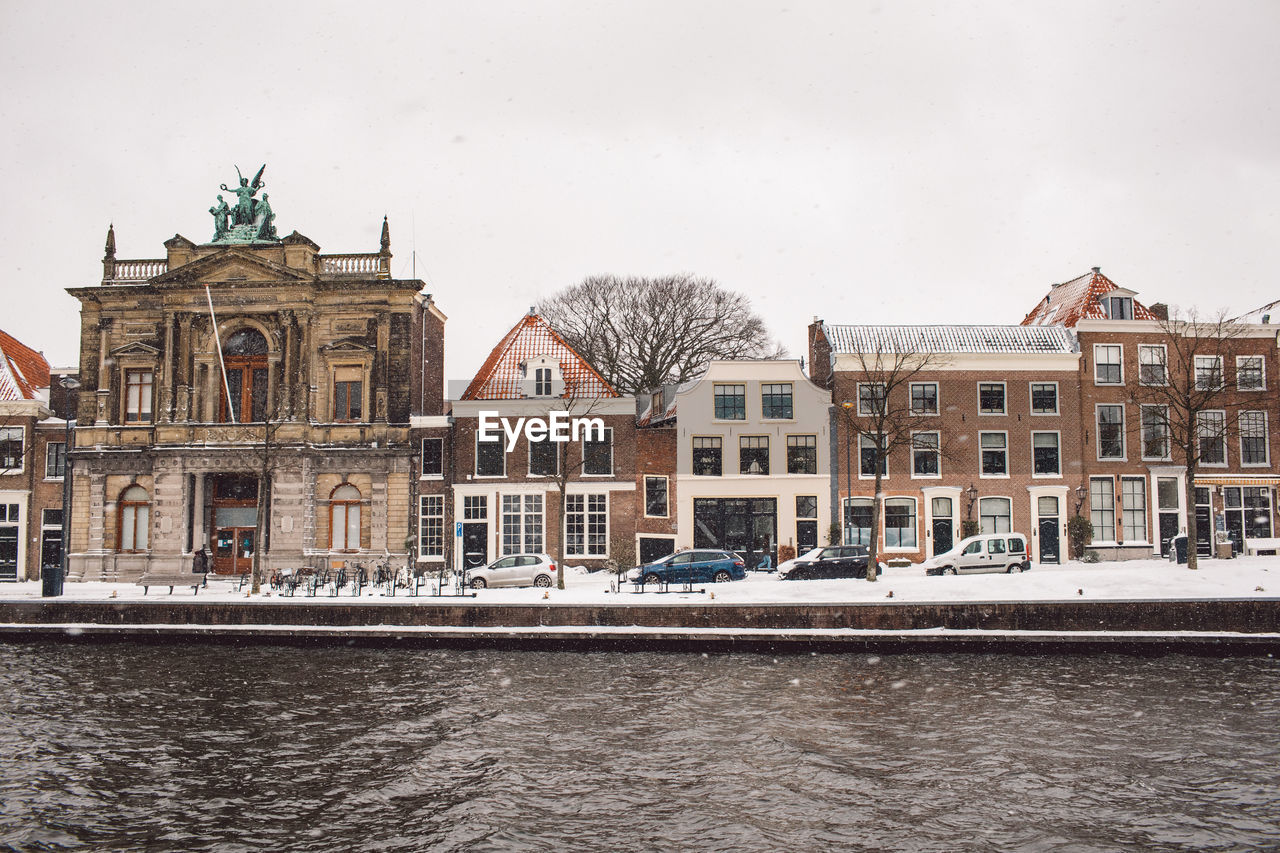 VIEW OF BUILDINGS IN CITY