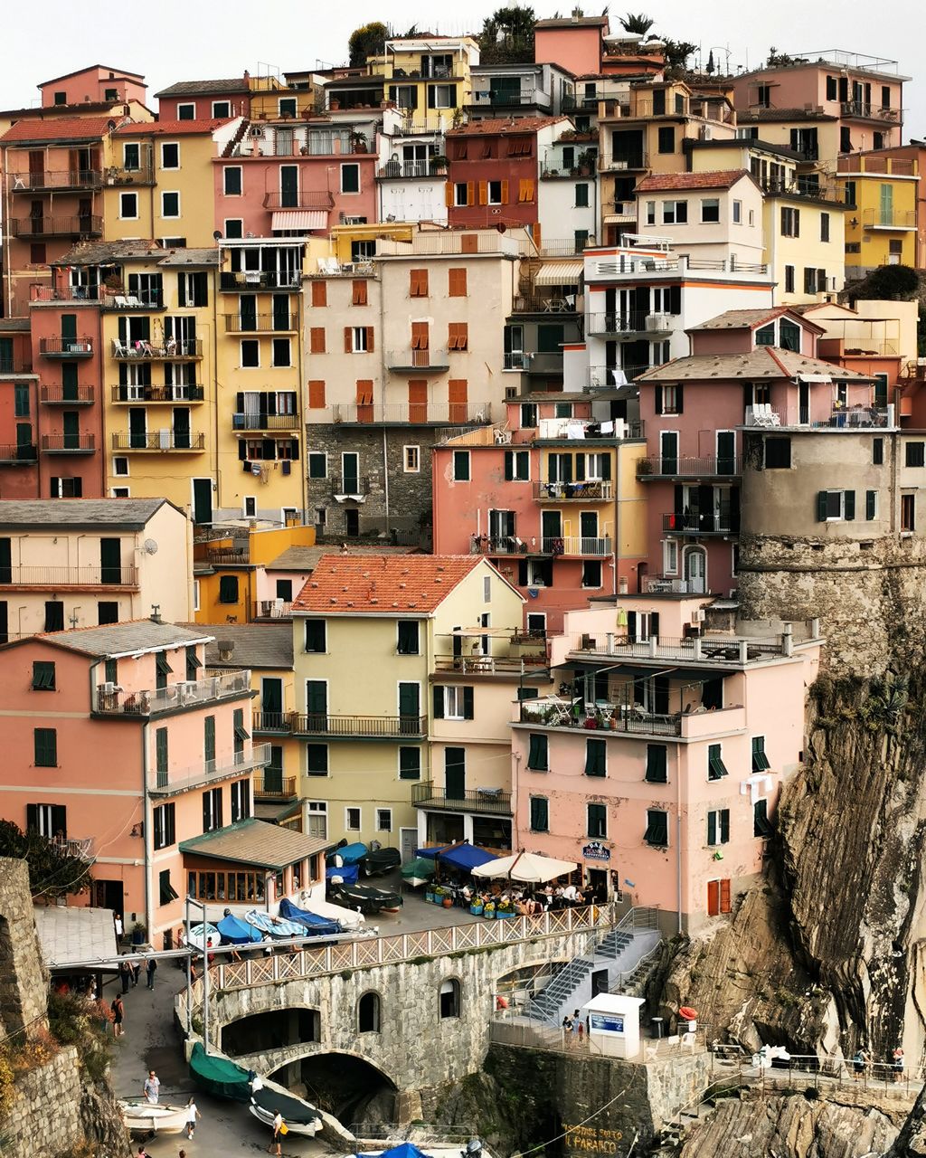 HIGH ANGLE VIEW OF TOWNSCAPE AGAINST BUILDINGS