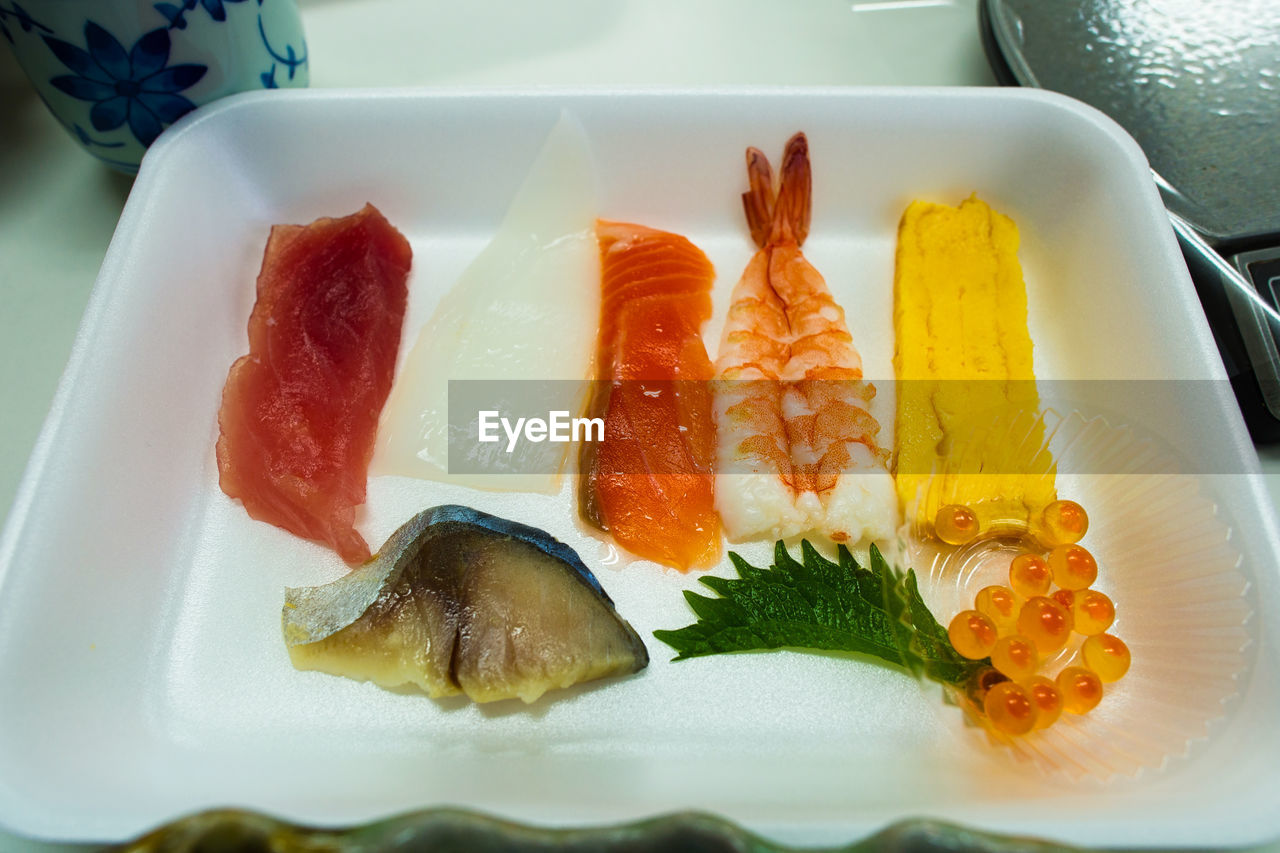 HIGH ANGLE VIEW OF FISH AND VEGETABLES IN PLATE