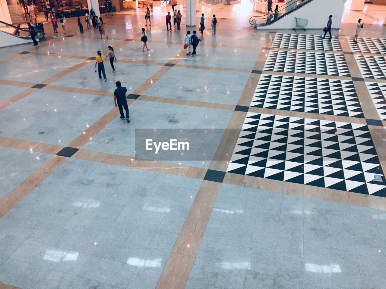 HIGH ANGLE VIEW OF PEOPLE CROSSING ROAD IN RAIN