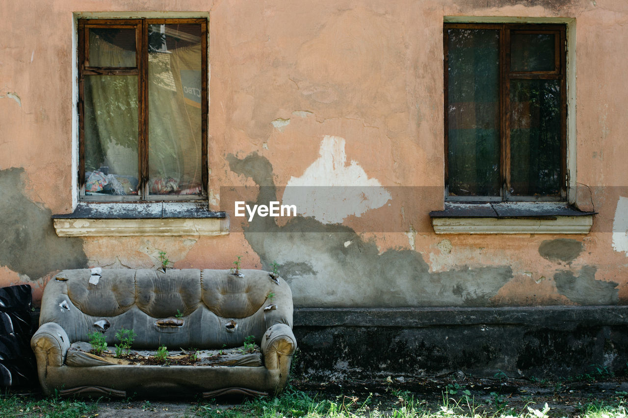 OLD ABANDONED HOUSE WINDOW