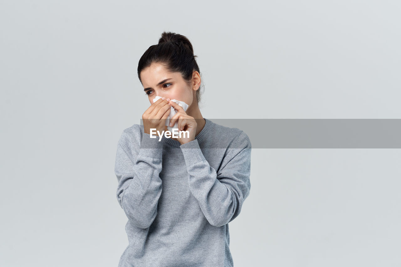 PORTRAIT OF A BEAUTIFUL YOUNG WOMAN