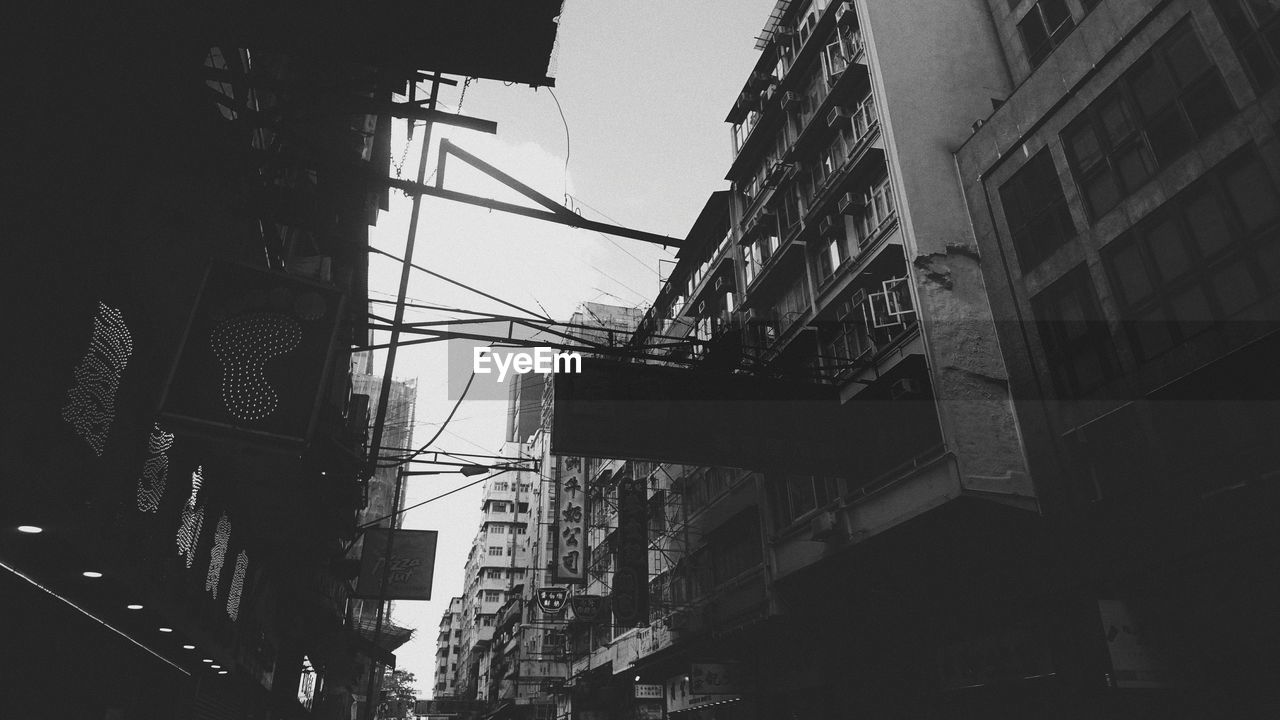 LOW ANGLE VIEW OF BUILDINGS IN CITY AGAINST SKY