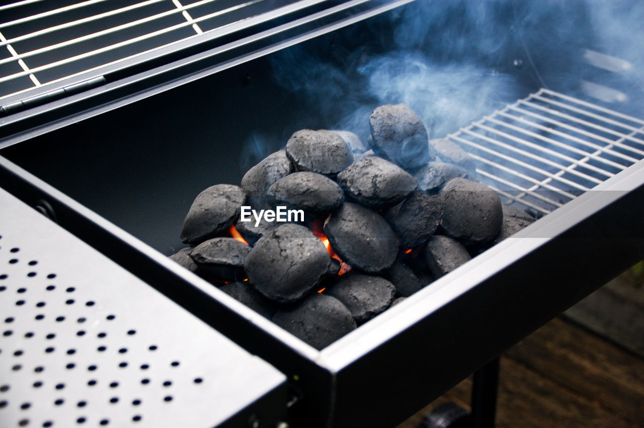 HIGH ANGLE VIEW OF BARBECUE GRILL IN CONTAINER