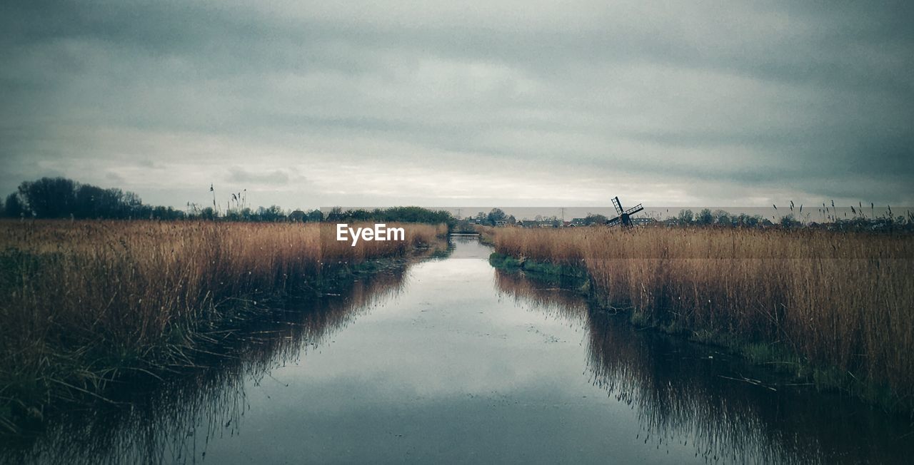 IDYLLIC VIEW OF LAKE AGAINST SKY