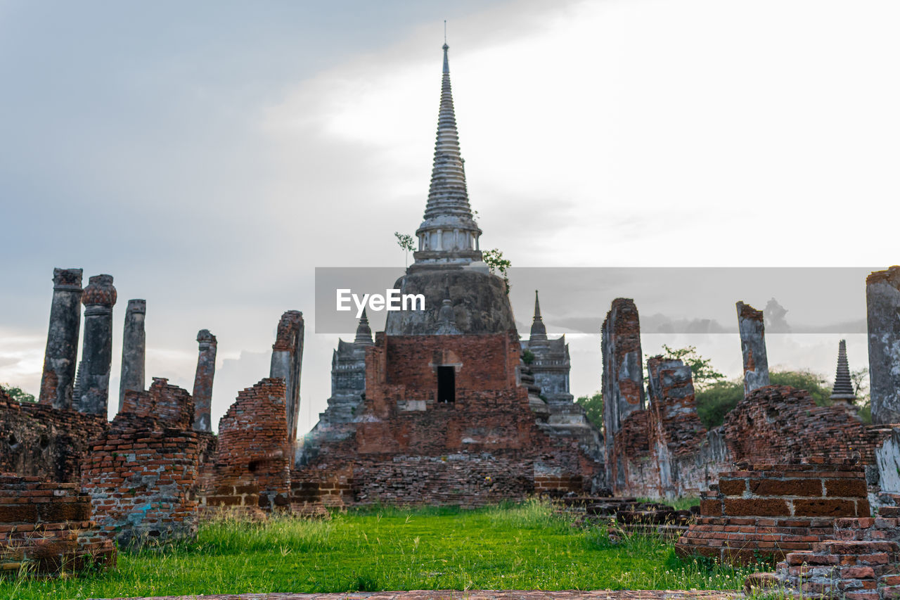 PANORAMIC VIEW OF TEMPLE AGAINST BUILDING