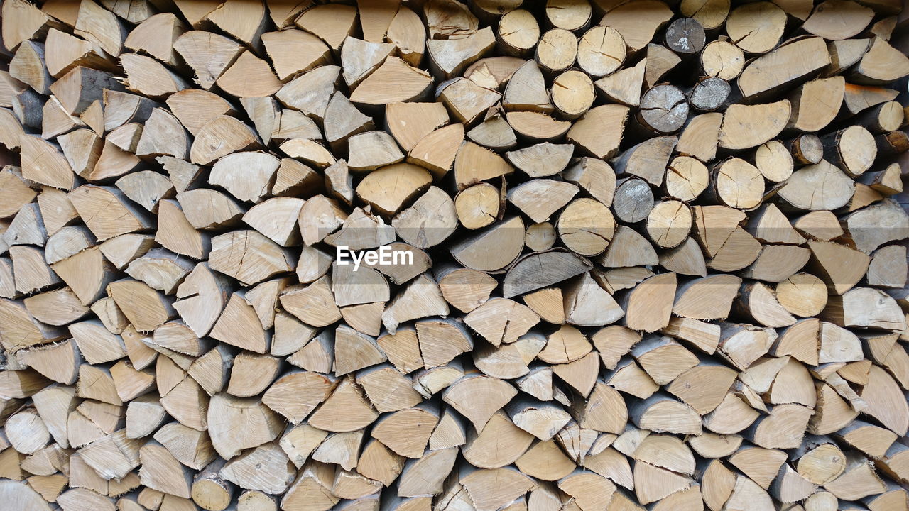 FULL FRAME SHOT OF FIREWOOD STACK