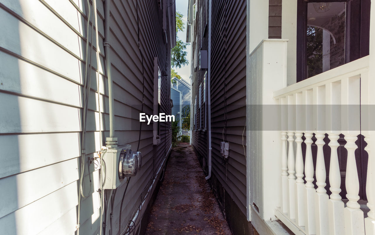 NARROW ALLEY AMIDST BUILDINGS