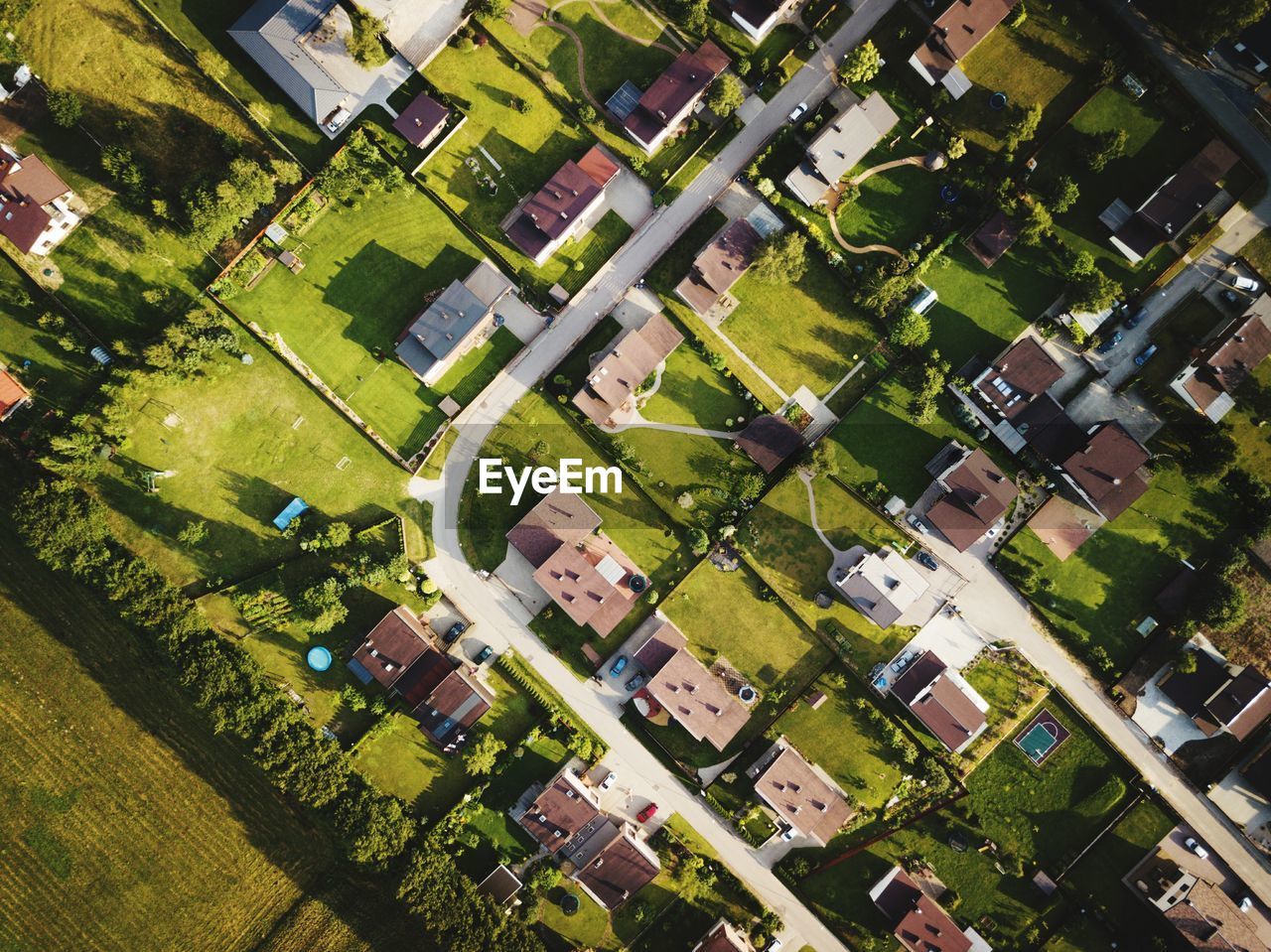 HIGH ANGLE VIEW OF HOUSES IN FARM