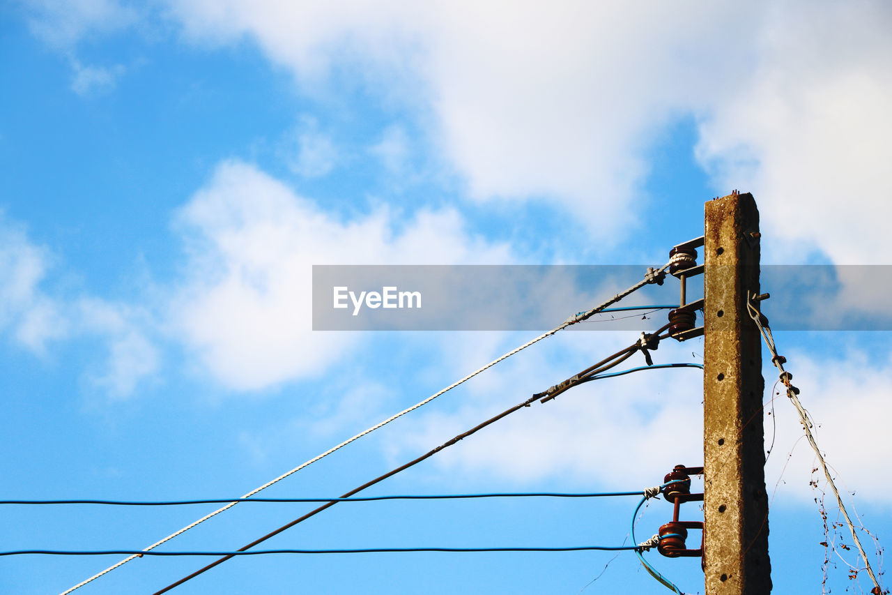 LOW ANGLE VIEW OF ELECTRICITY PYLONS AGAINST SKY