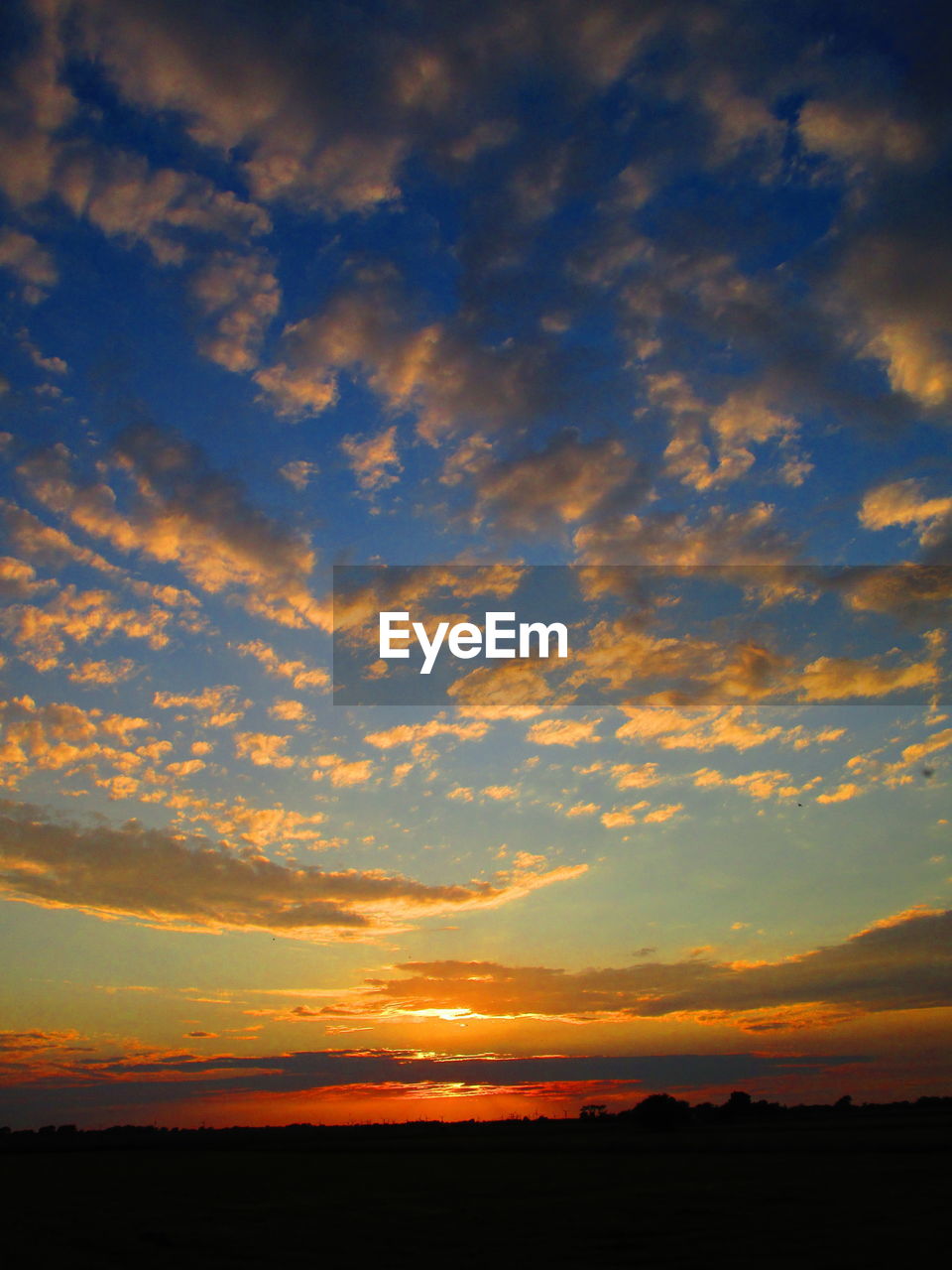 SCENIC VIEW OF DRAMATIC SKY OVER SILHOUETTE LANDSCAPE