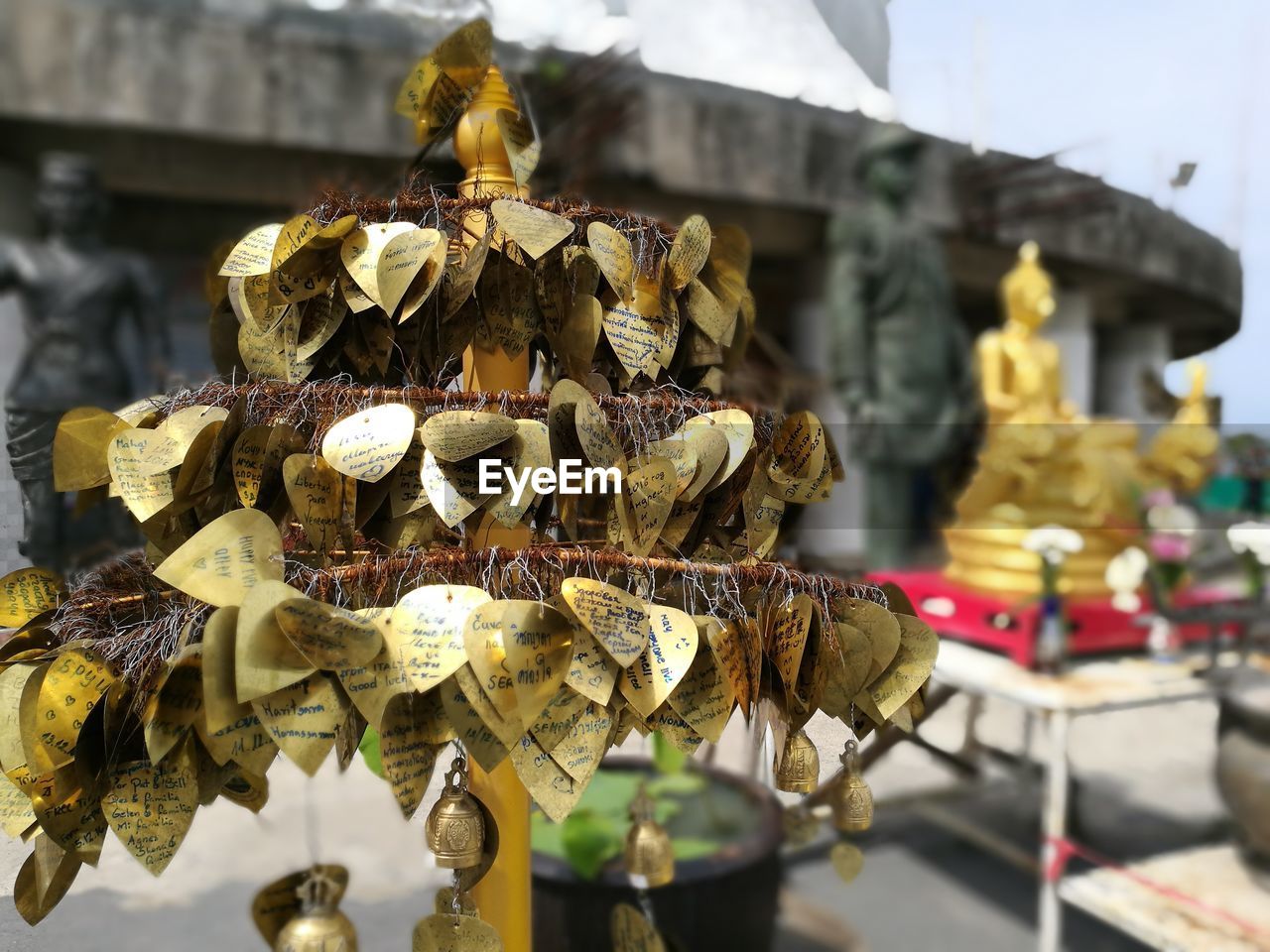 CLOSE-UP OF STATUE OF FLOWER
