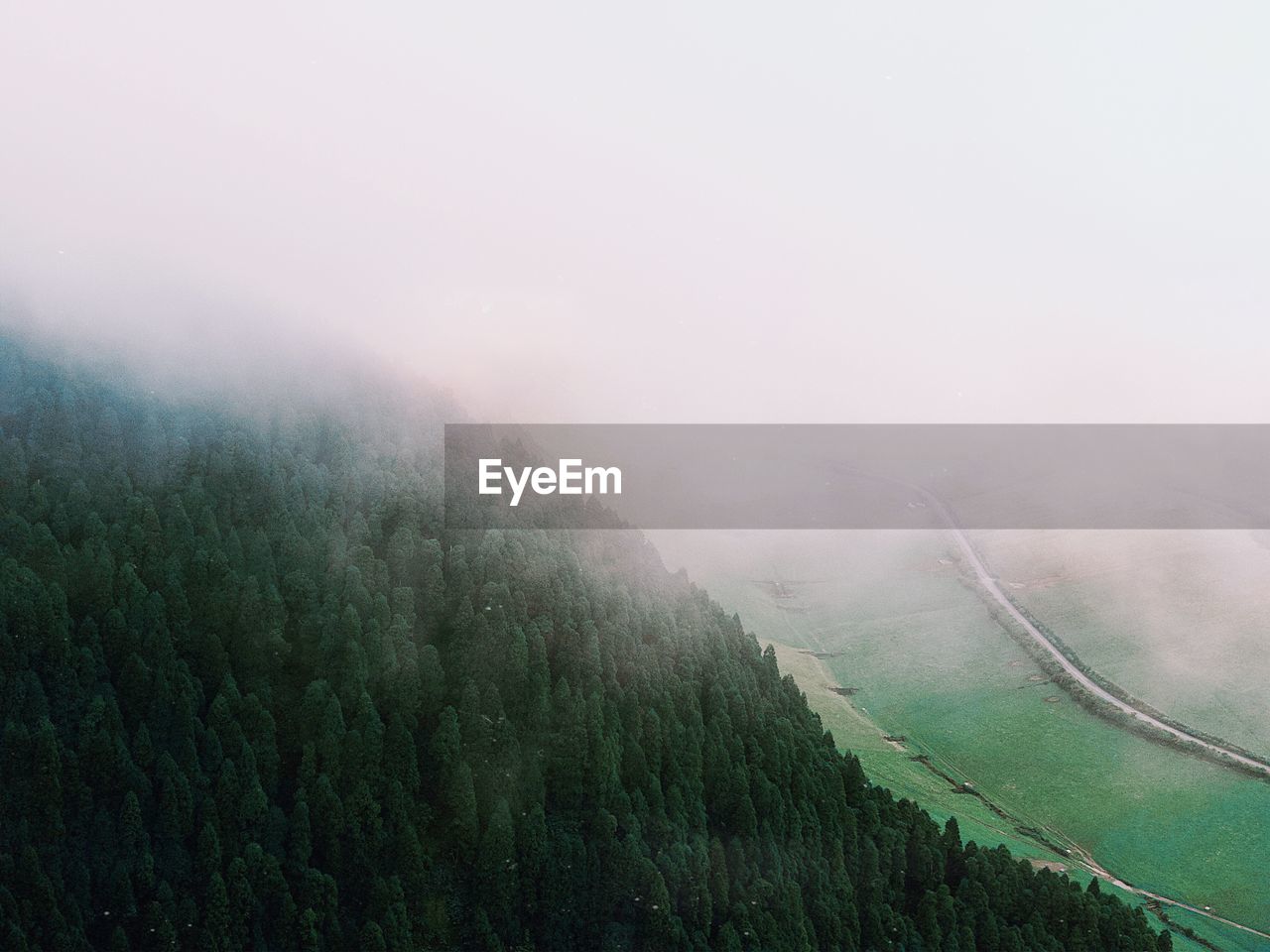 SCENIC VIEW OF LANDSCAPE AGAINST SKY DURING FOG