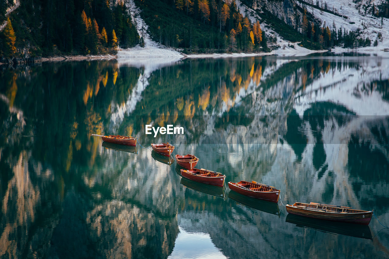 PANORAMIC VIEW OF BOATS IN LAKE