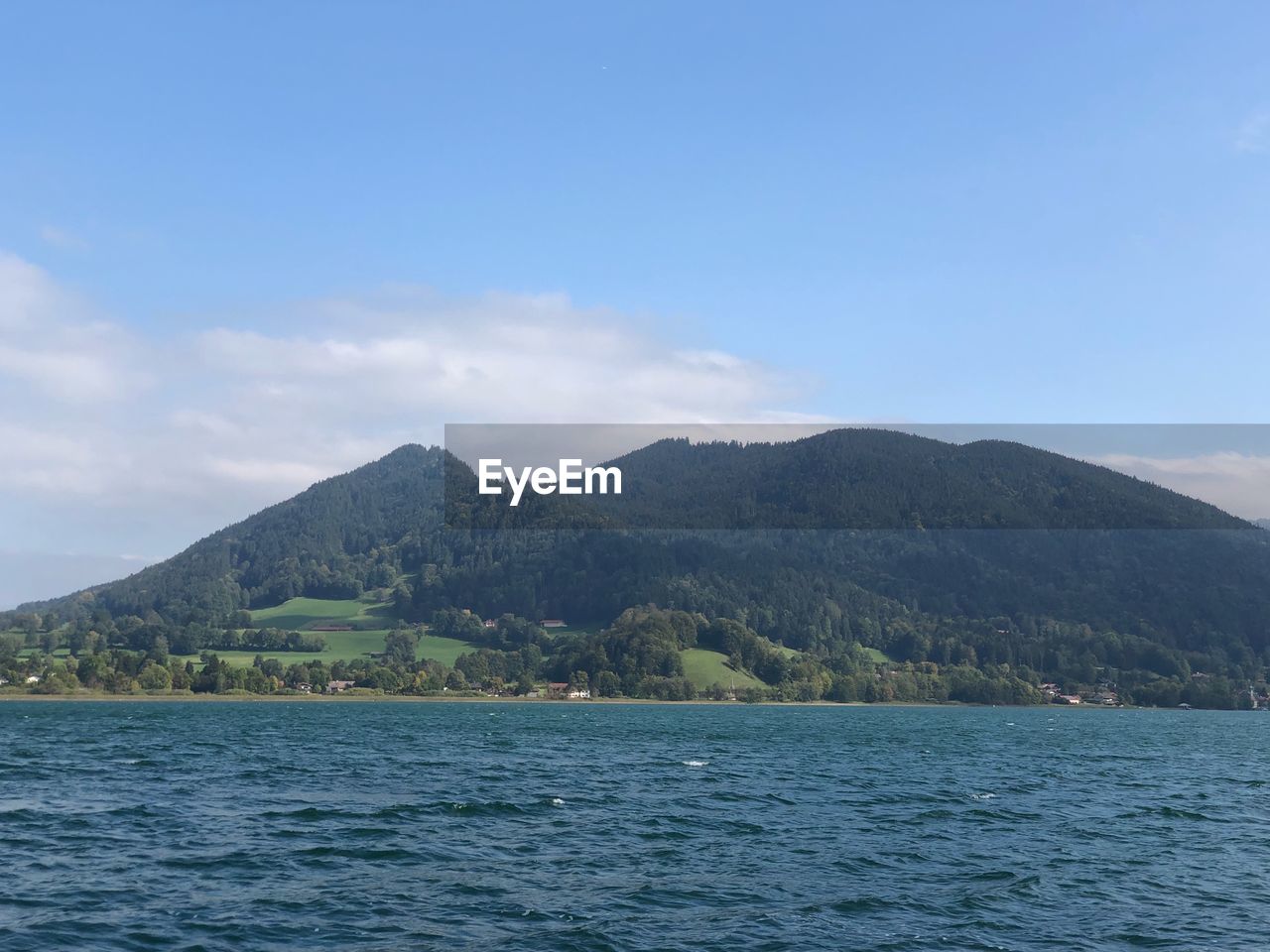 SCENIC VIEW OF SEA AND MOUNTAIN AGAINST SKY