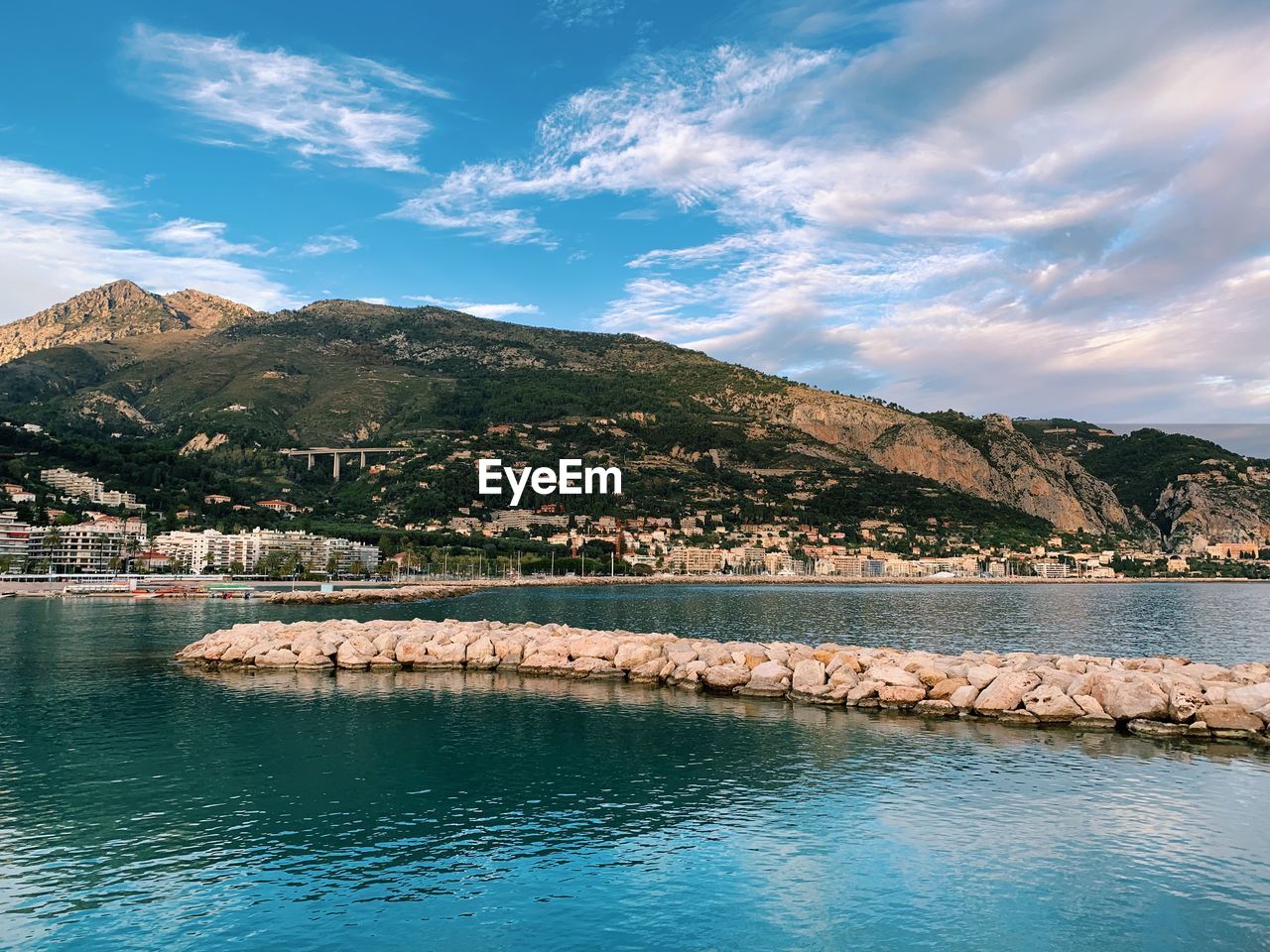 SCENIC VIEW OF LAKE BY MOUNTAIN AGAINST SKY