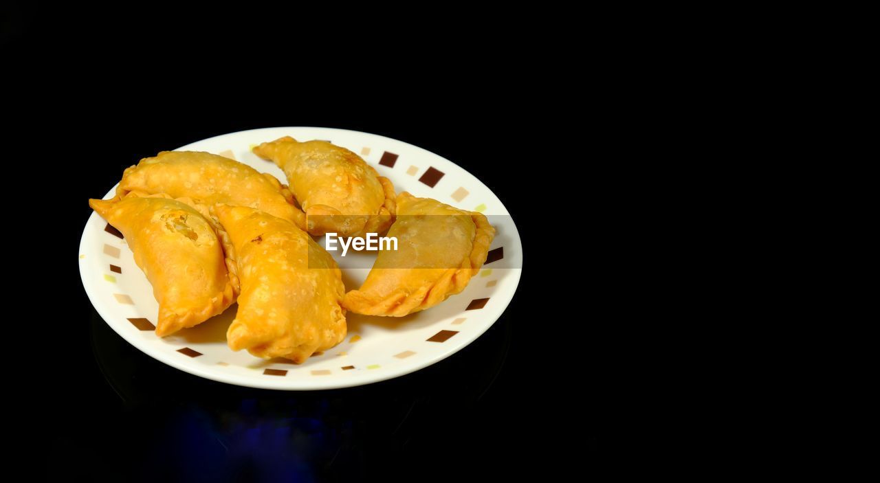 HIGH ANGLE VIEW OF BREAD IN PLATE ON TABLE