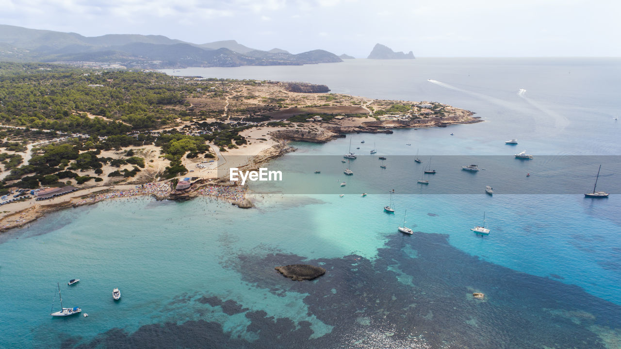 HIGH ANGLE VIEW OF BOATS ON SEA