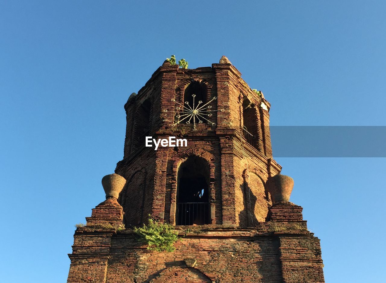 LOW ANGLE VIEW OF HISTORIC BUILDING AGAINST CLEAR SKY