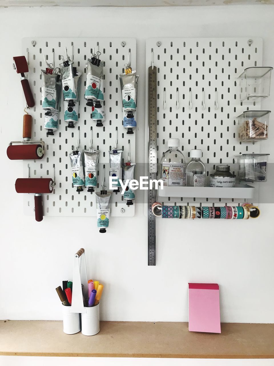 HIGH ANGLE VIEW OF VARIOUS OBJECTS ON TABLE