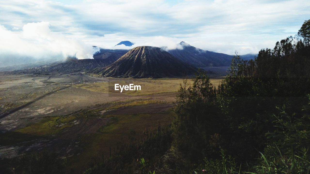 PANORAMIC VIEW OF LANDSCAPE AGAINST SKY