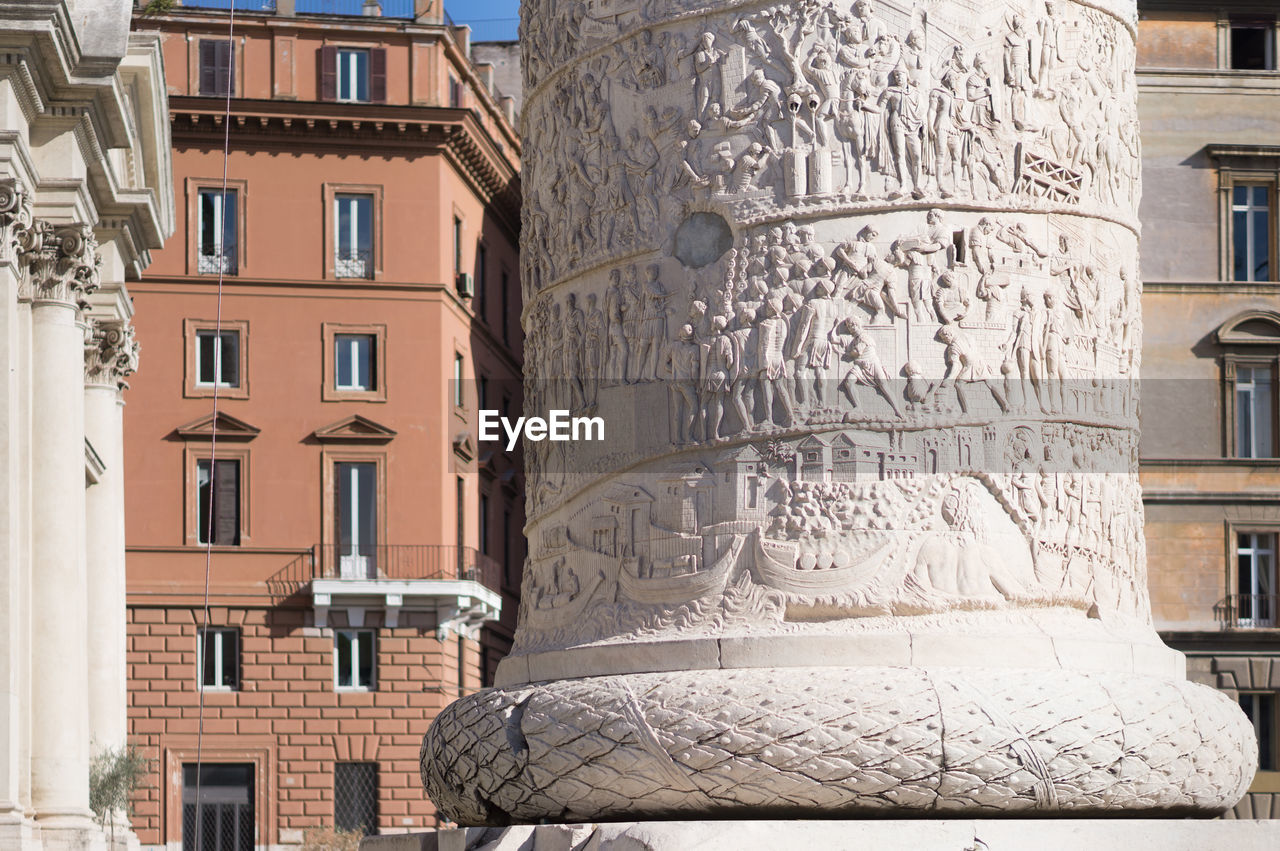 LOW ANGLE VIEW OF STATUE AGAINST BUILDING