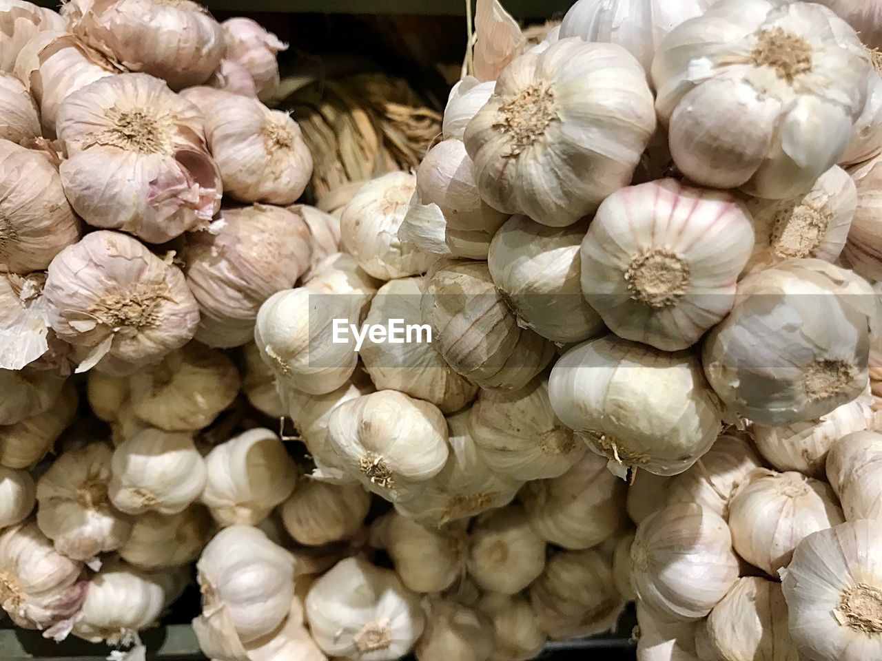 FULL FRAME SHOT OF ONIONS FOR SALE AT MARKET