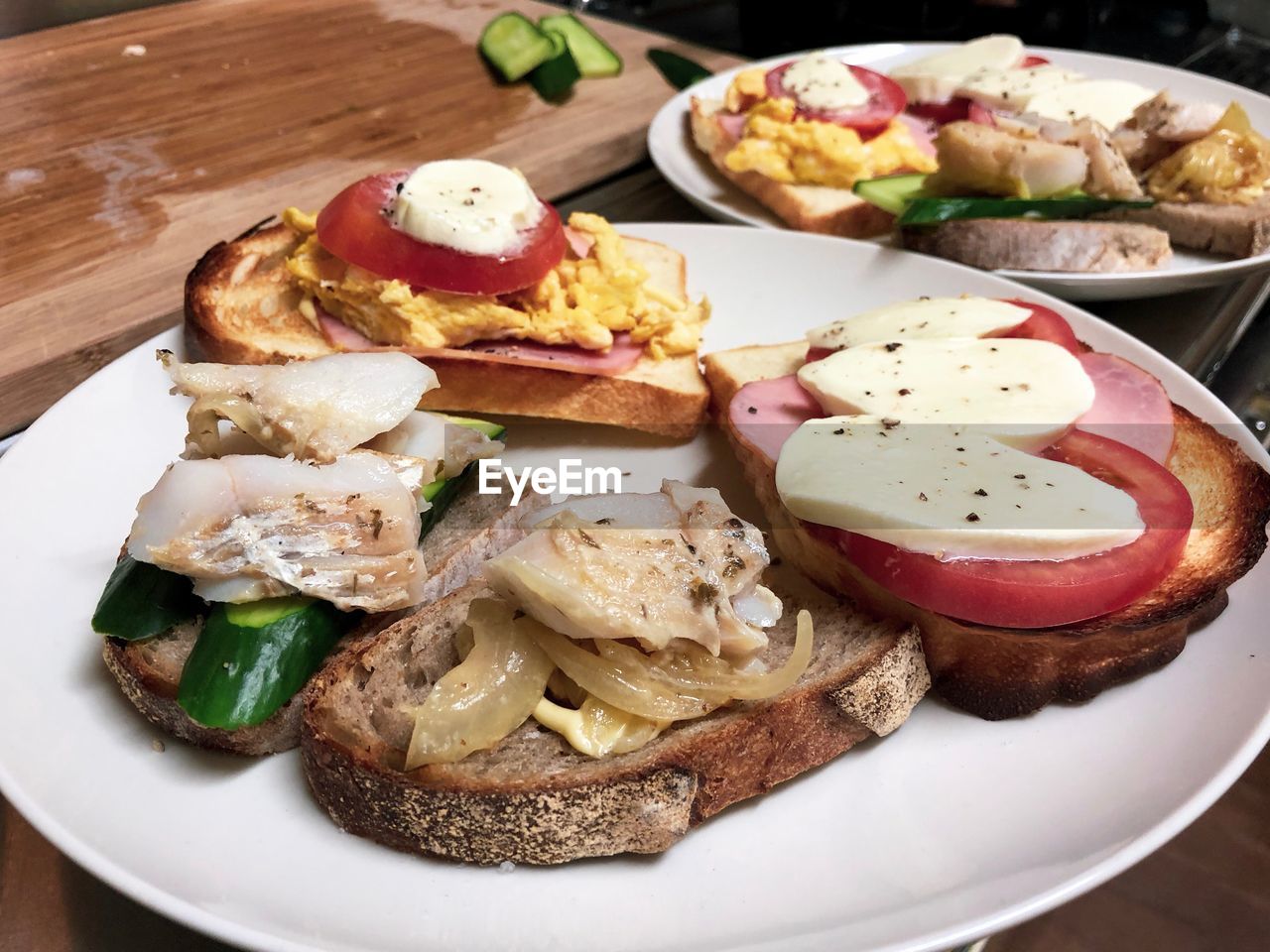 HIGH ANGLE VIEW OF FOOD SERVED ON TABLE