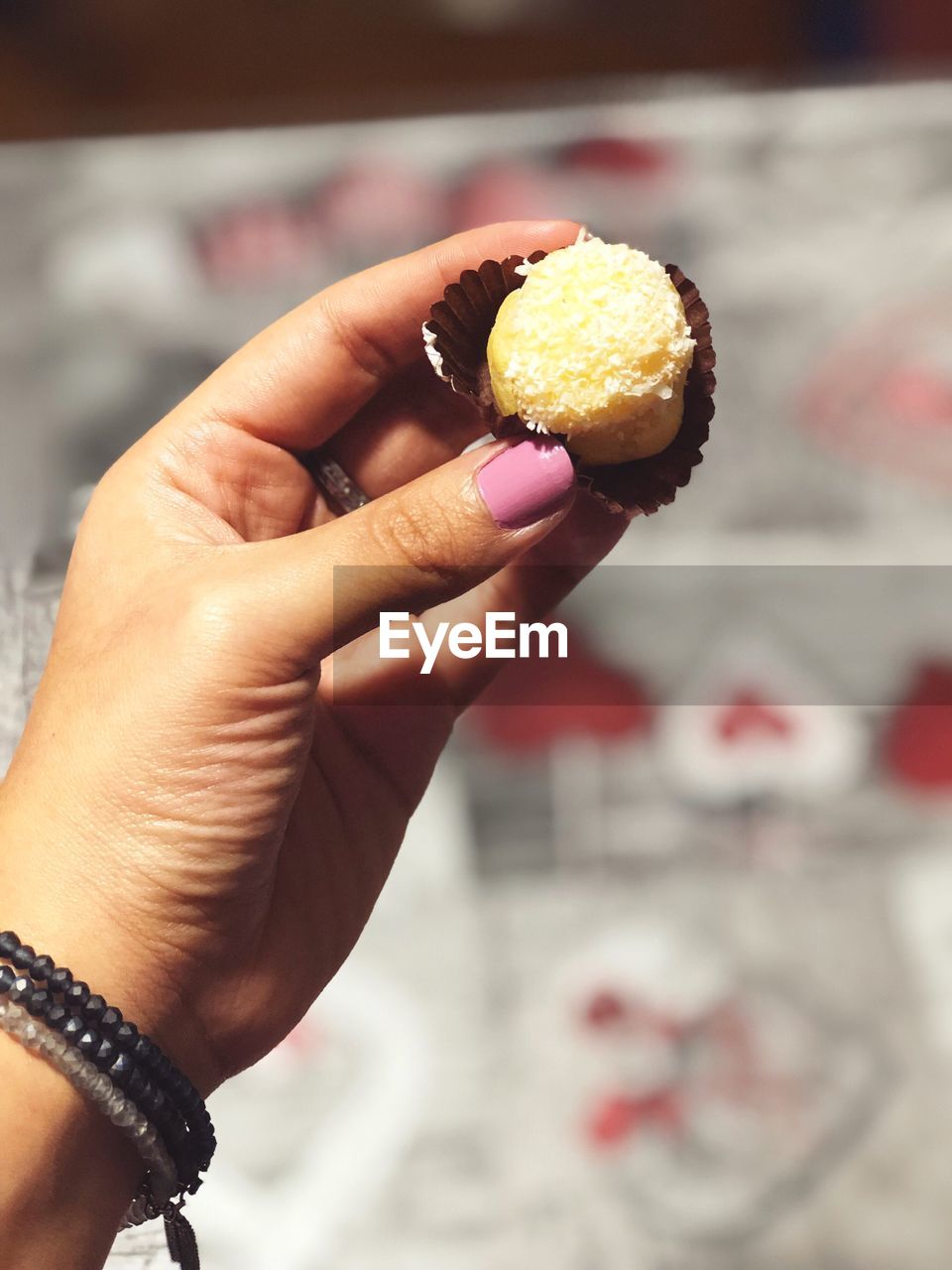 CLOSE-UP OF WOMAN HOLDING ICE CREAM