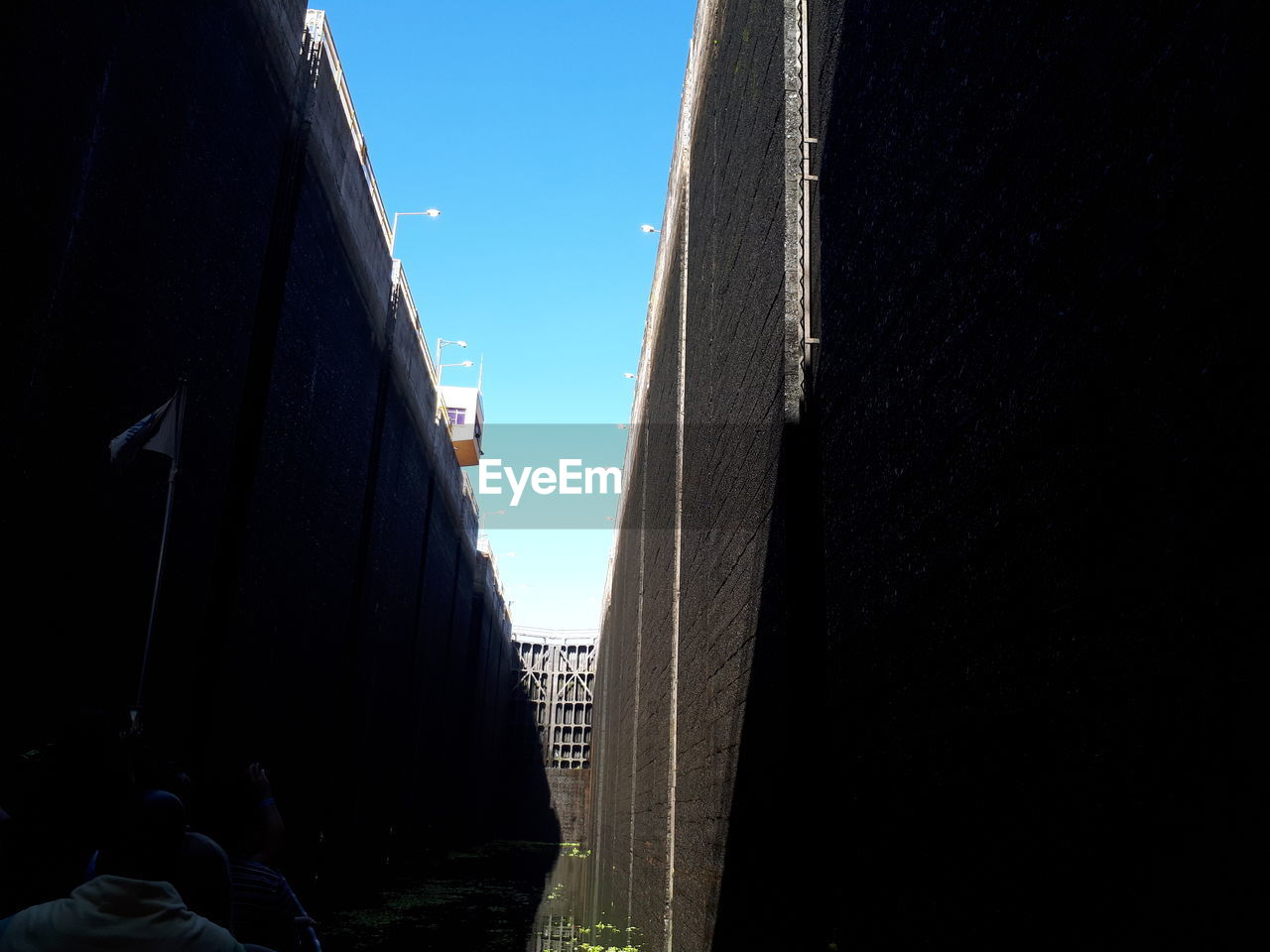 LOW ANGLE VIEW OF BUILDING AGAINST CLEAR BLUE SKY