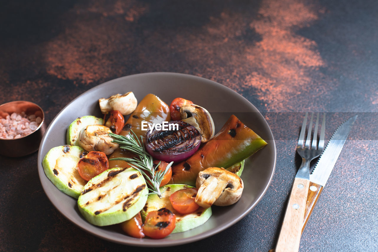 HIGH ANGLE VIEW OF FOOD SERVED IN PLATE