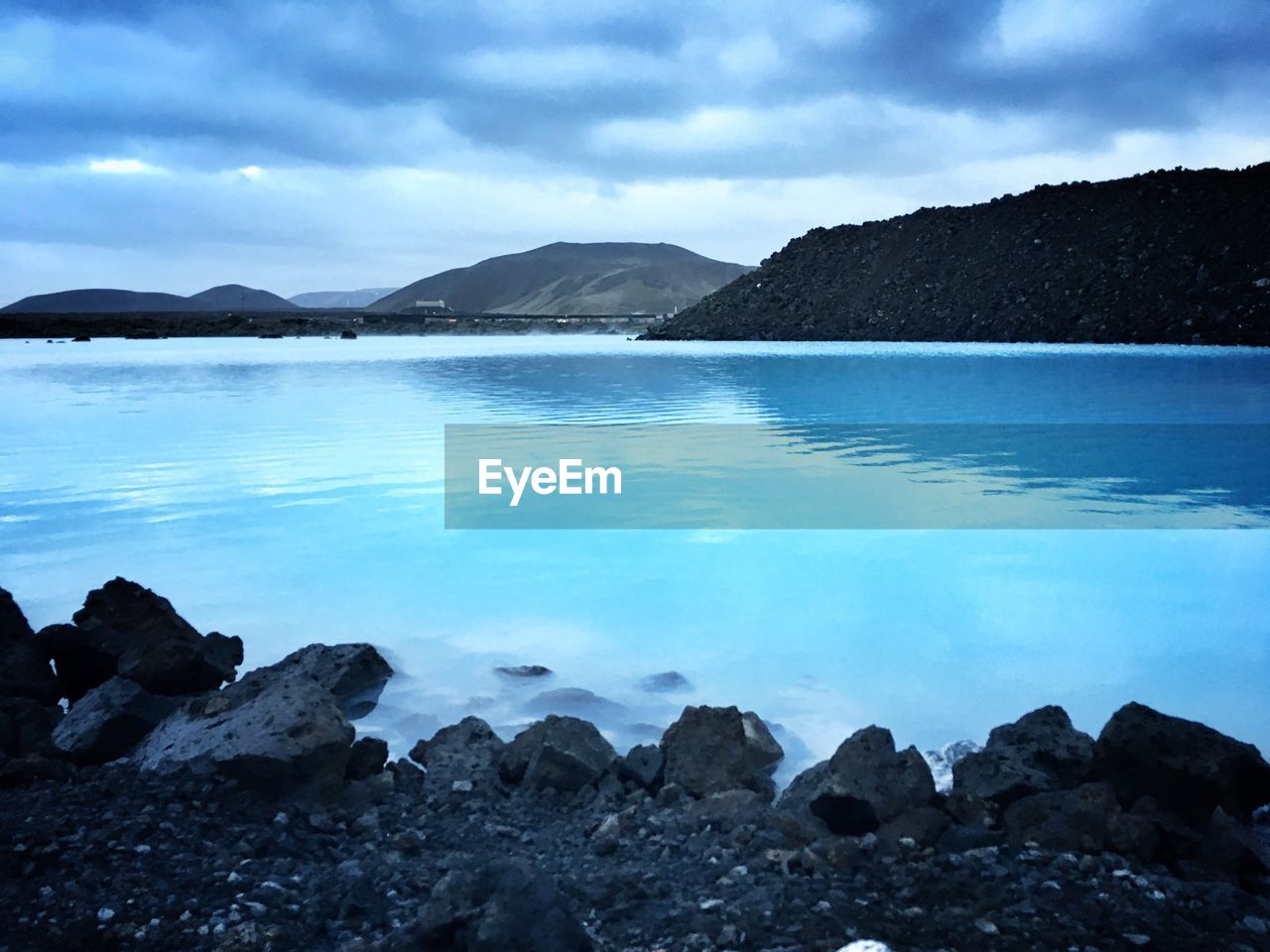 SCENIC VIEW OF SEA BY MOUNTAIN AGAINST SKY